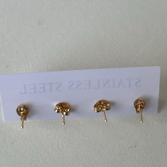 NWT Set of 2 Round Imitation Pear Stud Earrings in Gold Tone - Picture 5 of 5